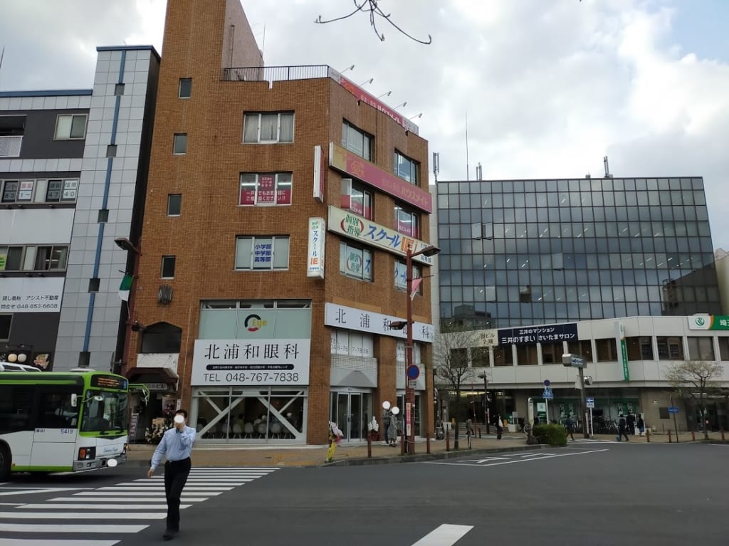 茶色いビル
